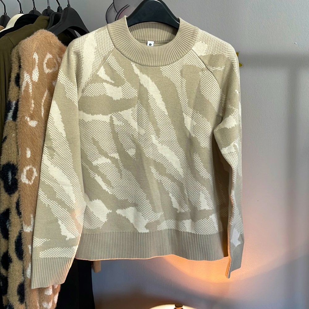 NWOT ATHLETA Zebra Textured Crew Sweater